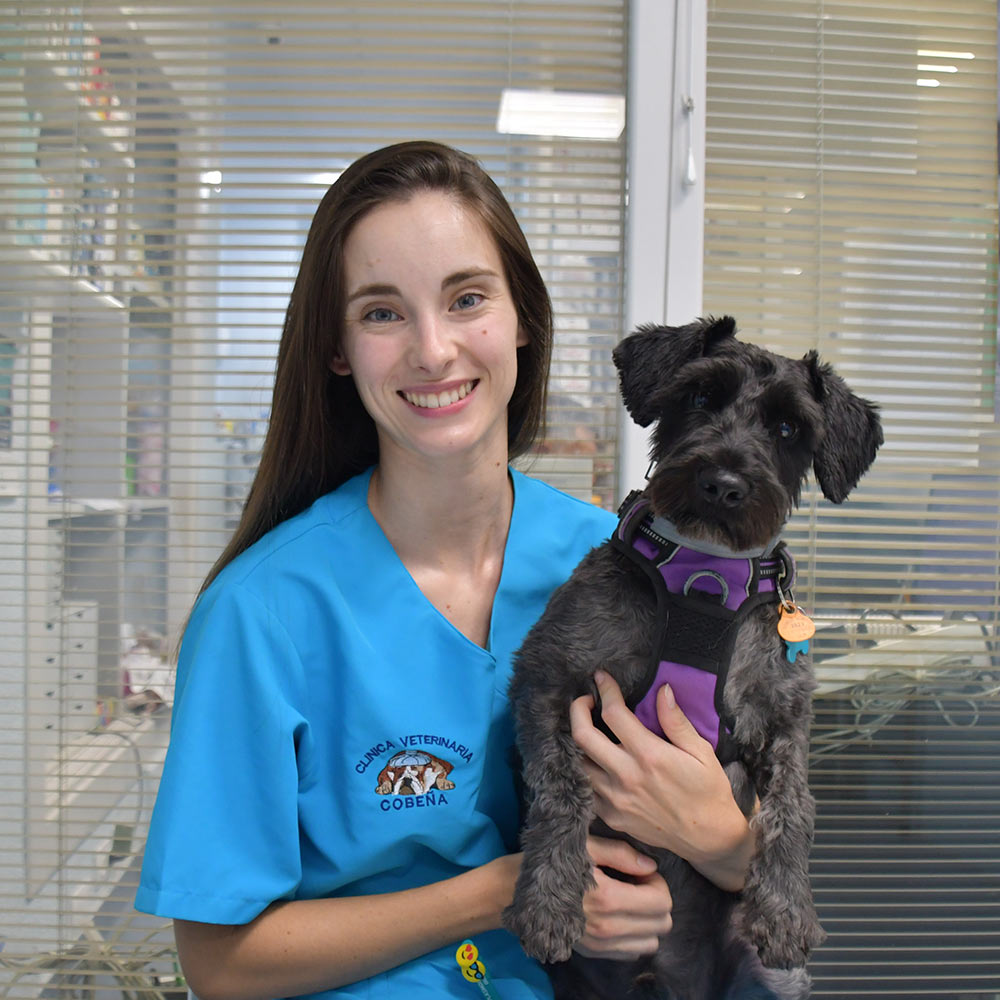 Anira García-Morales - Equipo de Clínica Veterinaria Cobeña